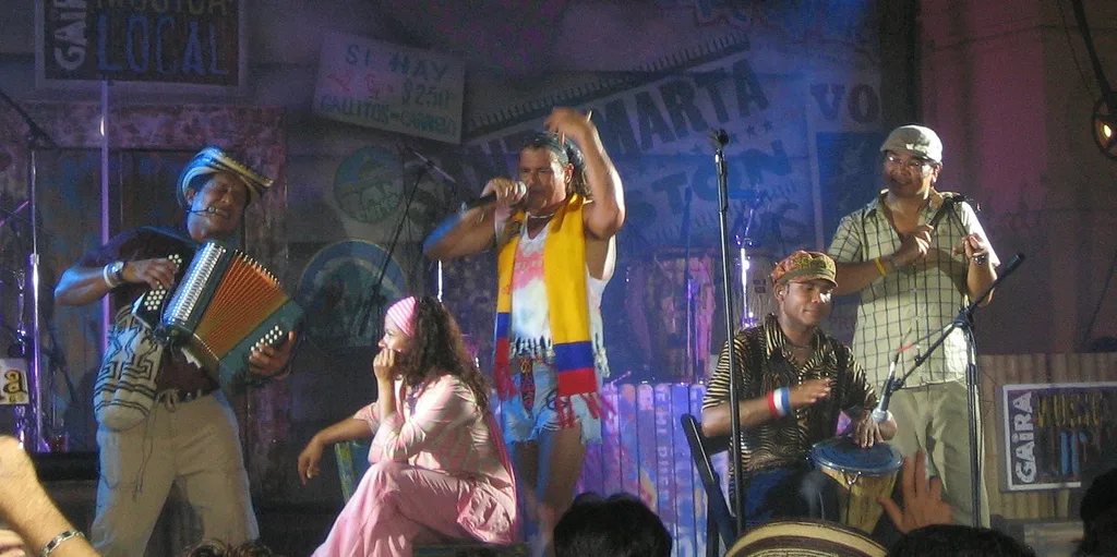 Carlos Vives & Sebastián Yatra — Robarte un Beso